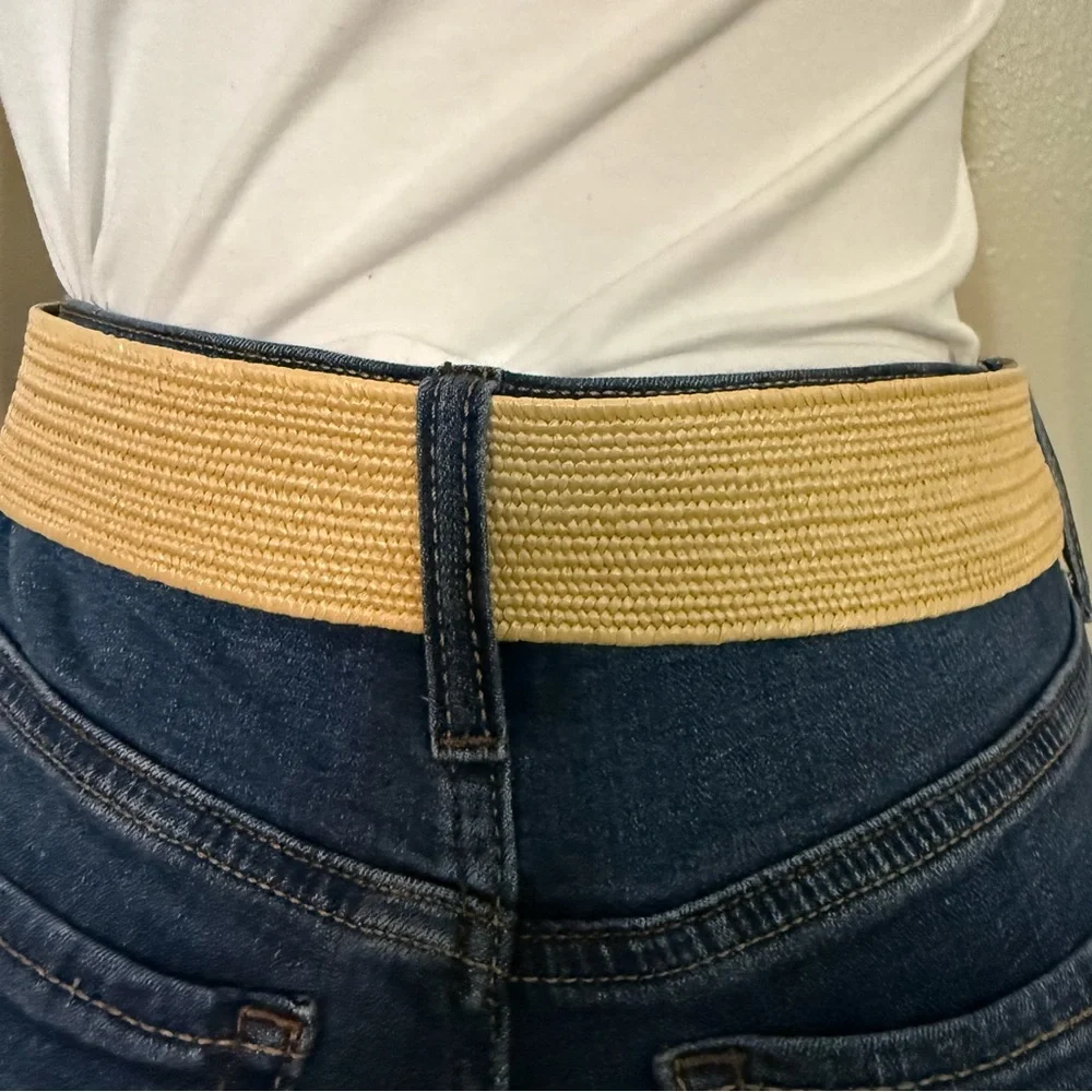 Beige paper stretchy waistband belt with gold tone circle buckle - Picture 4 of 8